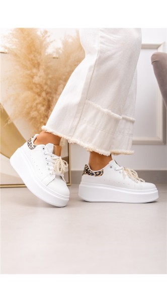 Baskets compensées à lacets avec bijoux décoratifs