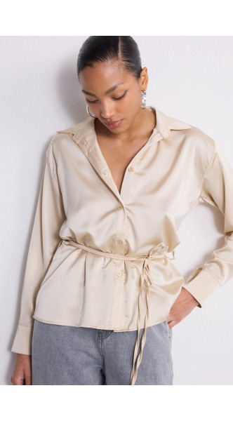 Chemise en satin ceinturée